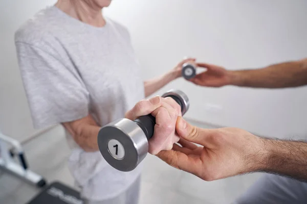Muscoli del braccio di allenamento della persona anziana con pesi della mano — Foto Stock