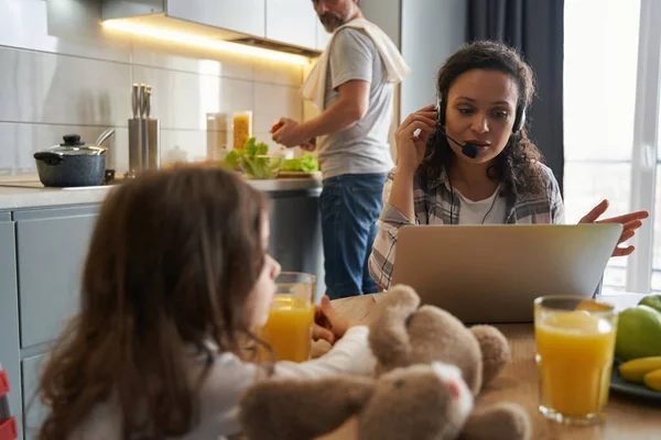 Mujer en casa teniendo una conversación a través de portátil — Foto de Stock