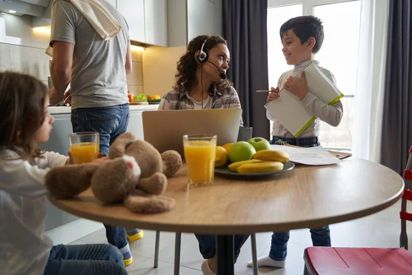 Femme pendant le travail en ligne se laisser distraire par son fils — Photo