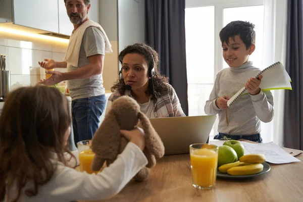 Mère attentive regardant son enfant avec lapin en peluche — Photo