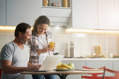 Adamın bilgisayarına bakan meraklı bir kadın.