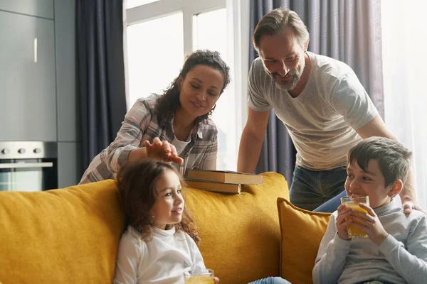 Mère touchant fille tête près de mari et fils — Photo