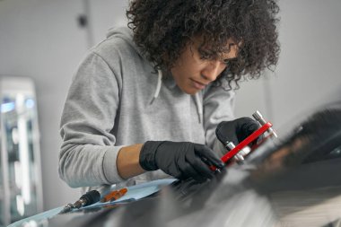 İşçi otomobil camına ön cam köprüsü kuruyor