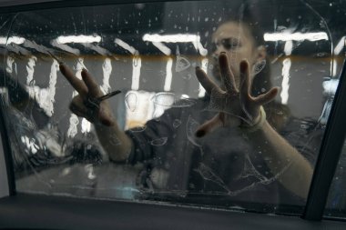 Kaliteli işçi yolcu aracının cam yüzeyine PPF yüklüyor