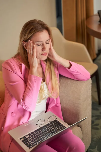 Triste femme d'affaires souffrant de maux de tête à la chambre d'hôtel — Photo