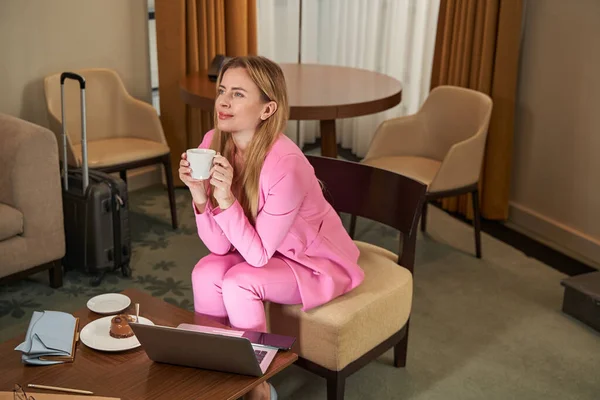 Exitosa dama disfrutando de su café en un hotel de lujo — Foto de Stock
