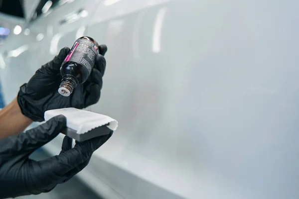 Trabalhador em luvas de nitrilo ferramenta de preparação para o polimento do carro — Fotografia de Stock