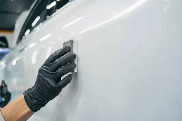 Guante de mano usando bloque de esponja de pulir durante los detalles del coche —  Fotos de Stock