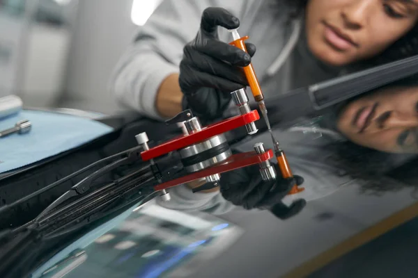 Досвідчений механічний ремонт тріснутого лобового скла на клієнтському автомобілі — стокове фото