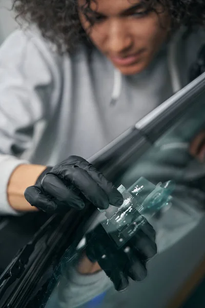 Carro detalhando profissional remoção de detritos de vidro do local de crack — Fotografia de Stock