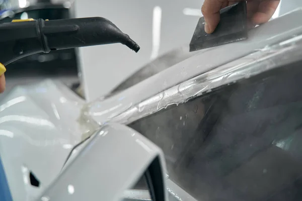 Detailwasklant auto bekleed met beschermende folie — Stockfoto