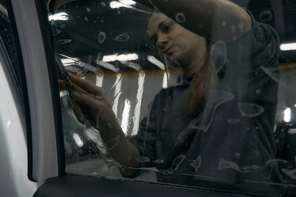 Odaklanmış yükleyici PPF 'yi araba camına sabitliyor — Stok fotoğraf