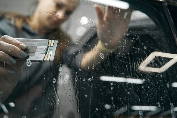 Otomobil camı penceresine PPF yükleyici — Stok fotoğraf