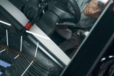 Otomotiv yüzeylerindeki kiri temizleyen profesyonel araba.