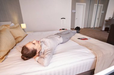 Bayan turist lüks süitte kalmaktan zevk alıyor.