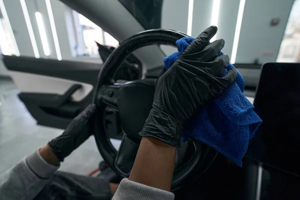 Trabajador en guantes de nitrilo limpieza interior del coche cliente —  Fotos de Stock