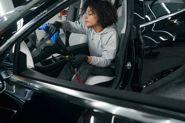 Detailer cleaning car interior surfaces with absorbent cloth — Stock Photo, Image