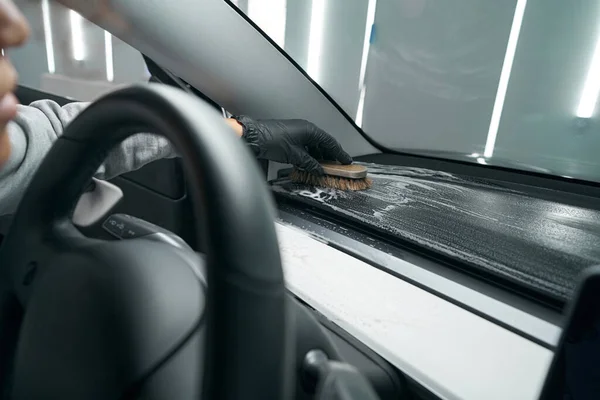 Detallador de auto femenino experimentado interior del vehículo de limpieza en seco —  Fotos de Stock