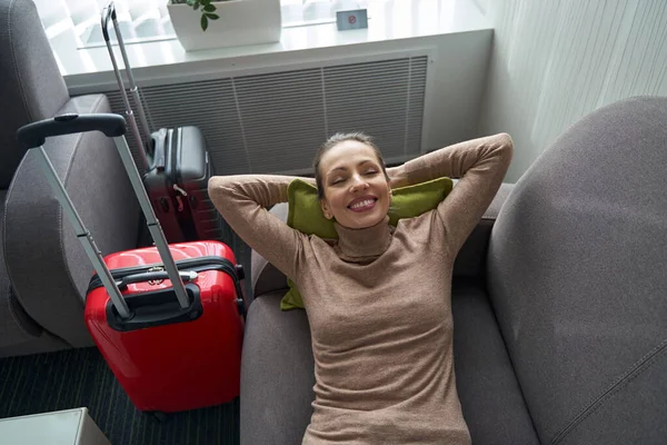 Turista femenina disfrutando de su estancia en habitación de hotel — Foto de Stock