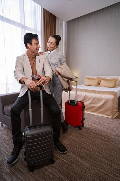 Casal romântico caucasiano com bagagem no quarto de hotel — Fotografia de Stock