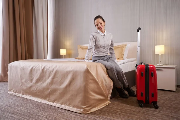 Mujer disfrutando de su estancia en habitación de hotel —  Fotos de Stock