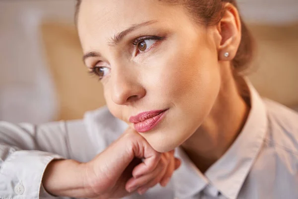 Ruhige nachdenkliche, traurige Traumfrau, die in die Ferne starrt — Stockfoto