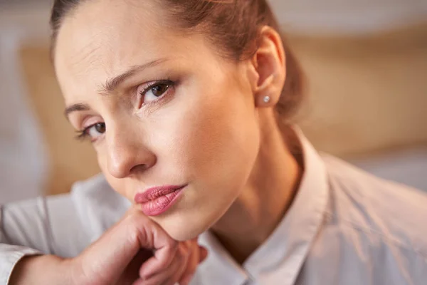 Triste scoraggiato femmina caucasica fissando davanti a lei — Foto Stock