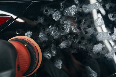 Cilalama işlemi sırasında modern yörünge otomatik tampon uygulaması