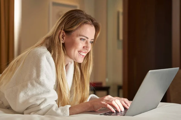 Kvinnliga chatta med någon genom bärbar dator med spänning — Stockfoto