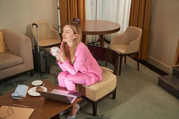 Ambitiös kvinna tar en kaffepaus på ett hotell — Stockfoto