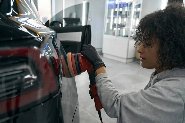 Détaillant de voiture concentré polissage véhicule client avec polisseuse orbitale — Photo