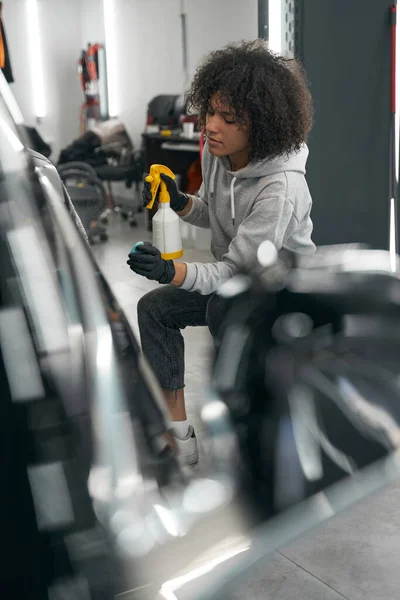 Service station worker spraying clay lubricant over auto exterior — Stock Photo, Image