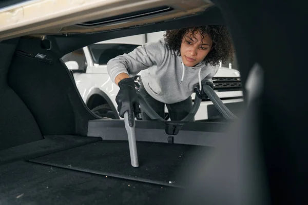 Calm focused service station worker vacuuming automobile interior — Stock Photo, Image