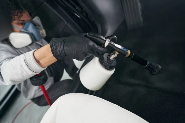 Detallador aplicando pistola de limpieza de pulso de aire interior automático —  Fotos de Stock