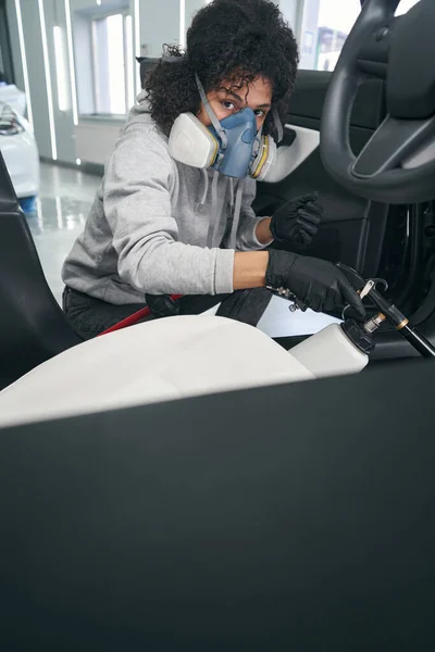 Detallador automático femenino posando para la cámara durante el detalle del coche —  Fotos de Stock