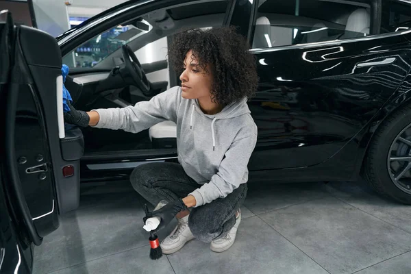 Détaillant concentré nettoyage intérieur panneau de porte du véhicule — Photo