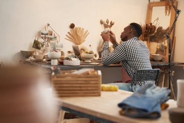 Çömlek ürününün yüzey dokusunu kontrol eden konsantre çömlekçi