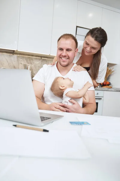 Baby in man hands exchanging looks with its mother — Stock Photo, Image