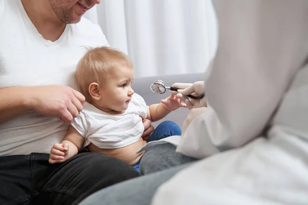 Mediziner bringt Stethoskop-Bruststück zum Kindertorso — Stockfoto