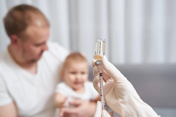 Person zieht Impfstoff aus Ampulle in Spritze — Stockfoto