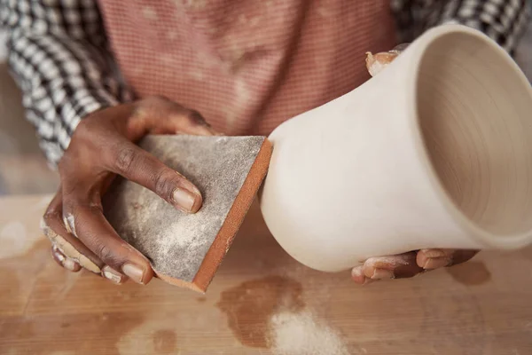 Potier expérimenté ponce la poterie au bisque — Photo