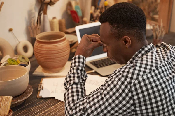 Ceramista afroamericano agotado que sufre de fatiga visual — Foto de Stock
