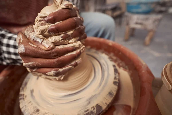 Artiste qualifié jetant de la poterie dans son atelier — Photo