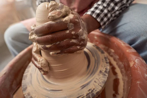 Céramiste qualifié pour créer des pièces de poterie dans son atelier — Photo