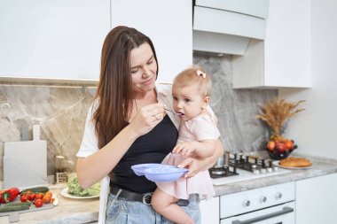 Mutlu anne ve çocuk evde harika vakit geçiriyorlar.