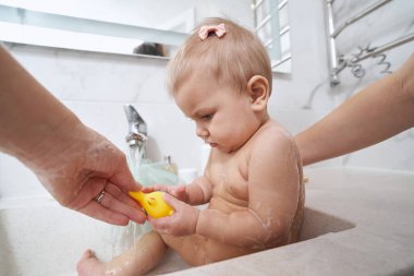 Banyo lavabosunda yıkanan güzel bir kız.