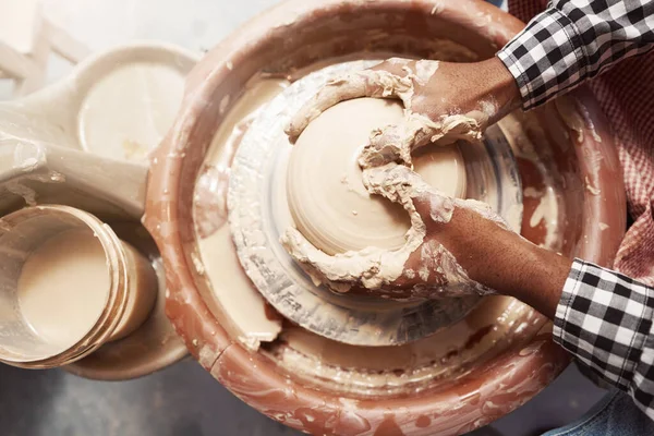 陶芸ホイールに取り組む経験豊富な男性陶芸家 — ストック写真
