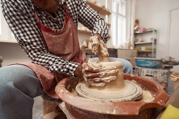 Doświadczony rzemieślnik pracujący na kole ceramicznym — Zdjęcie stockowe