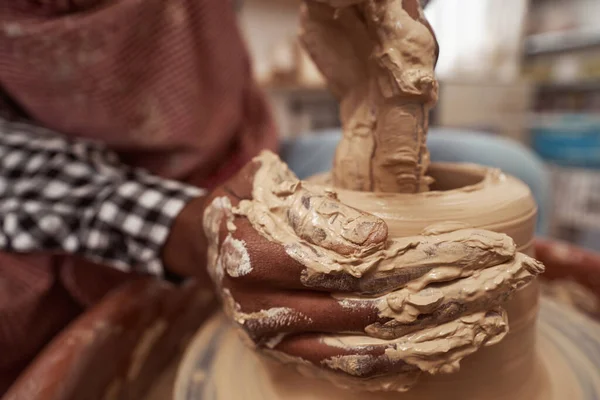 Potier professionnel masculin travaillant sur la roue de poterie — Photo