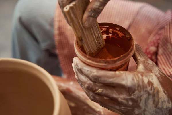 Artista artesanal mezclando esmalte de cerámica en su estudio —  Fotos de Stock